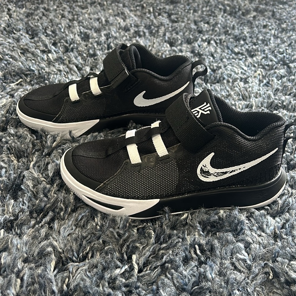Kyrie Nike Basketball Shoes Sz 2